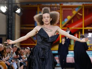 Duh! Pria-pria Pakai Gaun Lebar Sampai High Heels di London Fashion Week