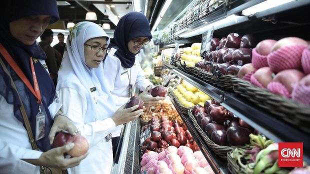 Wachyuni (kanan ) Kepala Sudin Ketahanan Pangan, Kelautan dan Pertanian Jaksel dan Mujiati (tengah) Kepala Bidang Ketahanan Pangan Dinas Ketahanan Pangan, Kelautan dan Pertanian sedang melakukan pengecekan buah-buahan di Swayalan Gelael Tebet, Jakarta (14/6). Suku Dinas Ketahanan Pangan, Kelautan dan Pertanian melakukan Pengawasan Keamanan Pangan Terpadu Produk Pertanian, Peternakan dan Perikanan di Kota Administrasi Selatan, dengan tujuan mewujudkan pangan yang aman bebas dari bahan berbahaya seperti Formalin, Boraks, Rodhamin B Methylen yellow dan Residu Pestisida. (CNN Indonesia / Hesti Rika)