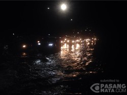 Banjir di Daan Mogot, Lalin Grogol-Kalideres Macet Total