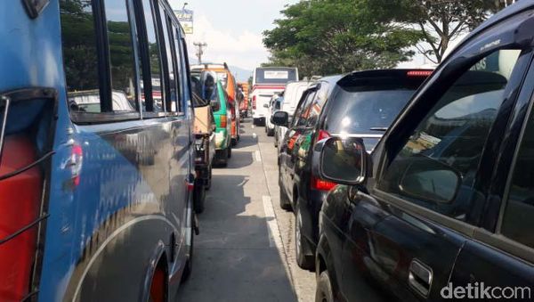 PKL Menjamur, Jalan Rancaekek Mengular