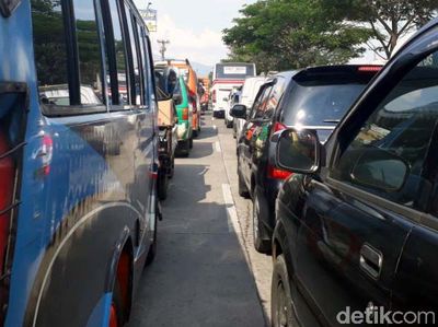 PKL Menjamur, Jalan Rancaekek Mengular