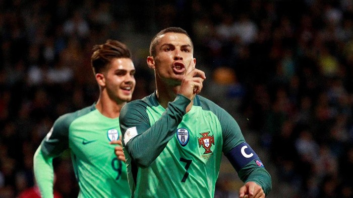 Ronaldo Dirumorkan Pergi dari Madrid, Fans MU Harap-harap Cemas