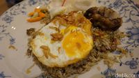 Nyam! Sedap, Nasi Goreng Buntut Komplet di Kafe Ini