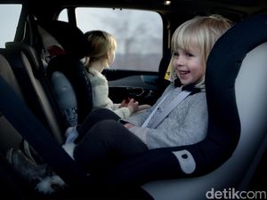 Alasan Kenapa Car Seat Mobil Harus Dipasang Menghadap Belakang