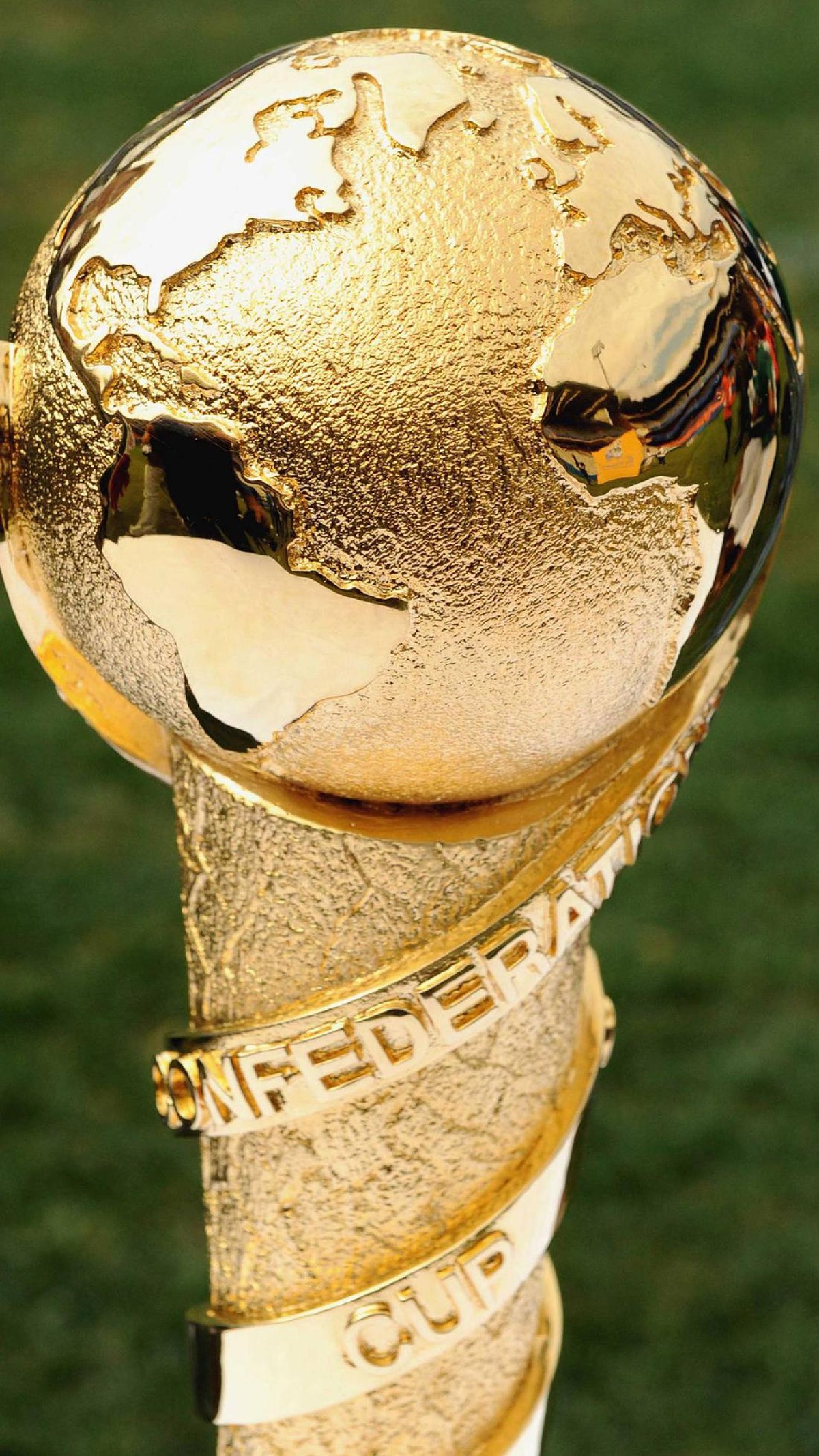 Trofi Piala Konfederasi (Foto: Lefty Shivambu/Gallo Images/Getty Images)
