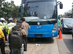 Pemotor Tertabrak TransJ di Jl Pemuda Rawamangun