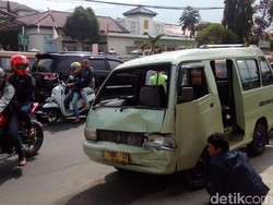 Dua Angkot Tabrakan di Garut, Seorang Penumpang Luka Parah