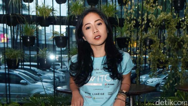 Gaya Kasual Karina Salim