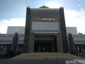 Seputar Masjid Namira, Bangunan Bernuansa Masjidil Haram Seputar Masjid Namira, Bangunan Bernuansa Masjidil Haram