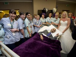 Momen Haru Pasien Kanker Menikah di Sisa Hidupnya berkat Bantuan Donatur