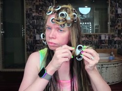 Wanita Ini Gulung Rambut Pakai Fidget Spinner, Seperti Apa Hasilnya?