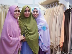 Ini Desainer Busana Muslim Syari Pertama di Paris Fashion Week