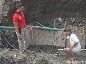Pekerja Pembangunan Jembatan di Pare Kediri Temukan Granat