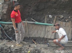 Pekerja Pembangunan Jembatan di Pare Kediri Temukan Granat