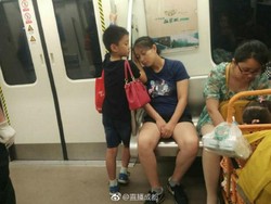 Foto Bocah Jadi Bantal Ibunya yang Lelah Bikin Netizen Haru