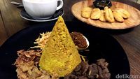 Nasi Kuning Ikan Tuna dan Pisang Sambal Roa Sedap Ada di Sini
