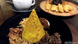 Nasi Kuning Ikan Tuna dan Pisang Sambal Roa Sedap Ada di Sini