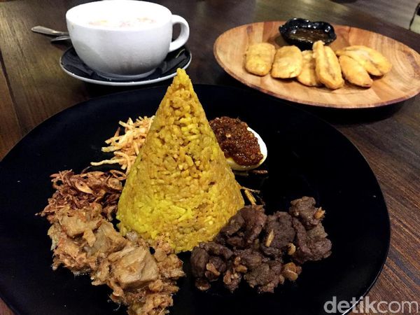 Nasi Kuning Ikan Tuna dan Pisang Sambal Roa Sedap Ada di Sini