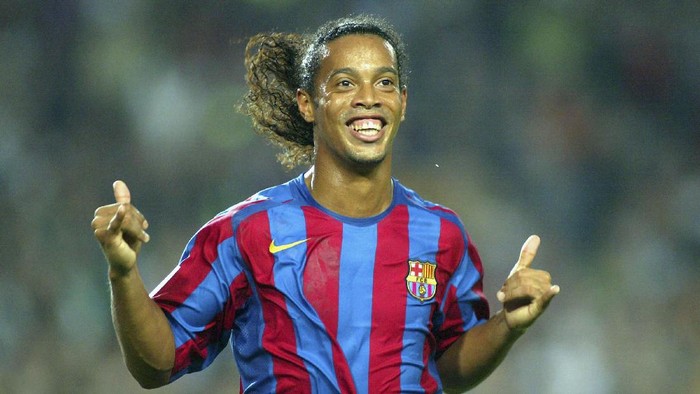 BARCELONA, SPAIN - OCTOBER 30: Ronaldinho of FC Barcelona celebrates his goal during the La Liga match between FC Barcelona and Real Sociedad, on October 30, 2005 at the Camp Nou stadium in Barcelona, Spain. (Photo by Luis Bagu/Getty Images)
