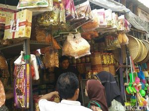 Jelang Lebaran, Ibu-Ibu Padati Sentra Kue Kering Jatinegara Jelang Lebaran, Ibu-Ibu Padati Sentra Kue Kering Jatinegara
