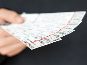 Salah Dapat Tiket Lotre, Pria Ini Malah Beruntung Dapatkan Uang Rp 96 Miliar Salah Dapat Tiket Lotre, Pria Ini Malah Beruntung Dapatkan Uang Rp 96 Miliar