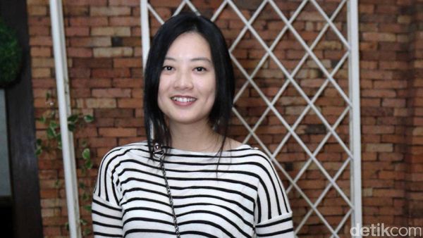 Penampilan Manis Leony dengan Striped Blouse