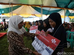 Senyum Winarti Saat Menerima Bantuan Sosial Non-tunai PKH
