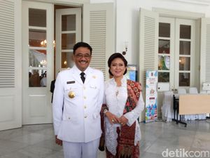 Happy Djarot Cantik Berkebaya Putih saat Pelantikan Gubernur DKI Happy Djarot Cantik Berkebaya Putih saat Pelantikan Gubernur DKI