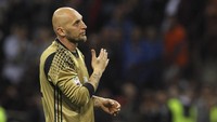 Dikenal sebagai kiper utama AC Milan, Christian Abbiati sempat dipinjamkan ke Juventus pada musim 2005/2006. Ia hanya bermain 19 kali, sebelum kembali ke Milan dan dipinjamkan lagi ke Torino dan Atletico Madrid. Sejak 2008, ia menjadi kiper utama Milan sampai pensiun pada 2016. (Foto: Getty Images/Marco Luzzani)