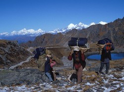 Mereka yang Bertaruh Nyawa di Titik Tertinggi Bumi
