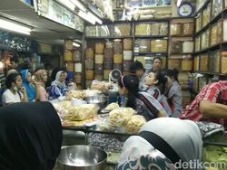 Pedagang Kue Kering di Pasar Jatinegara Mengaku Omzet Turun Tahun Ini