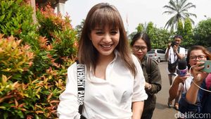 Senyum Tegar Kirana Larasati Usai Sidang Perceraiannya