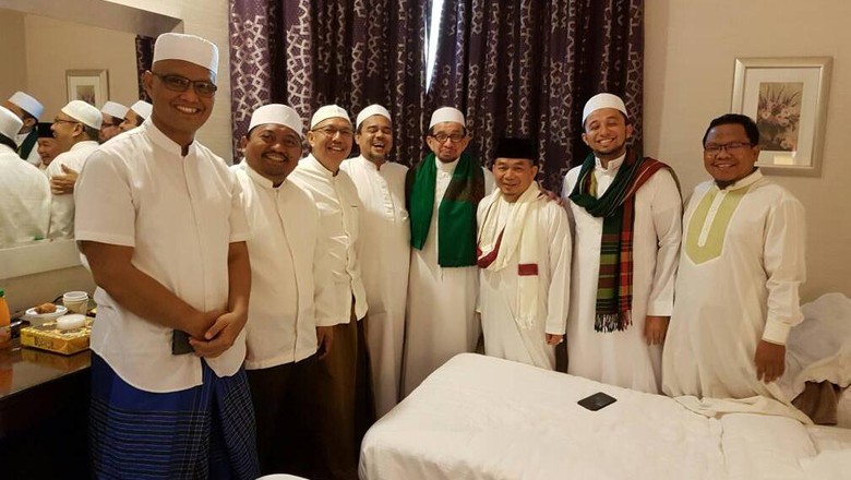 Canda Petinggi PKS: Habib Rizieq Siap Pulang tapi Pesawatnya Qatar