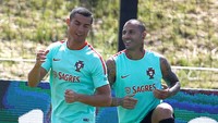 Tidak, Ronaldo tidak sedang joget bareng Ricardo Quaresma. Mereka tetap serius latihan meski juga seraya bersenda-gurau dengan riangnya (Foto: REUTERS/Rafael Marchante).