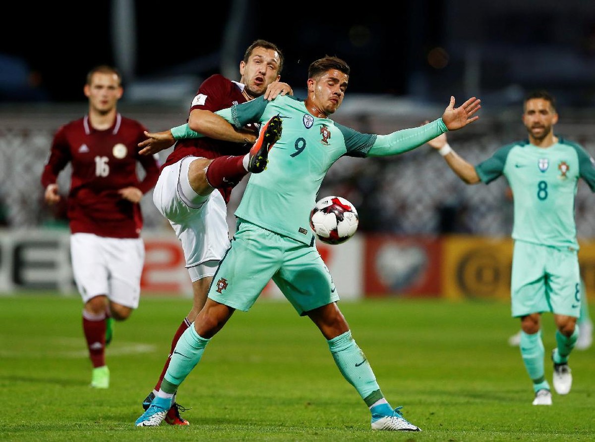 Andre Silva saat membela timnas Portugal. (Foto: Reuters / Kacper Pempel)