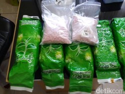 Polisi Tangkap Penumpang Bus Pembawa 5 Kg Sabu dan 2 Ribu Ekstasi