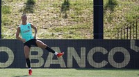 Tapi adanya masalah itu tak tergambar di wajah Ronaldo yang tetap semangat menjalani latihan timnas Portugal pada pekan ini (Foto: REUTERS/Rafael Marchante).