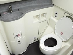 Ssst... Ternyata Pramugari Tahu Apa yang Kita Lakukan di Toilet