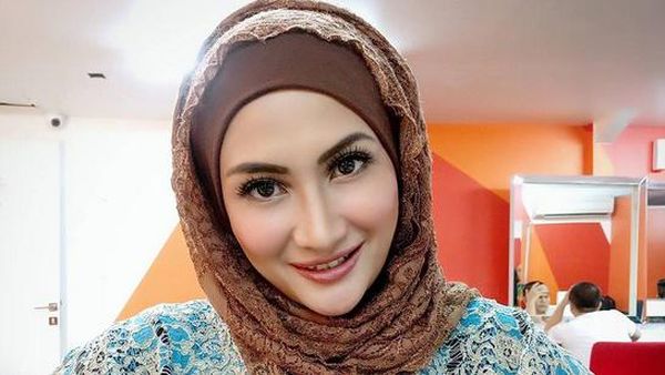 Selain Herfiza, Natalie Sarah Juga Tampil Berhijab