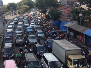 Pasar Gembrong Arah Tebet Macet, Pengendara Saling Klakson