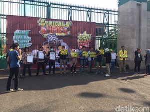 Tolak Angket KPK, Spanduk Serigala Berbulu Domba Dipasang di DPR