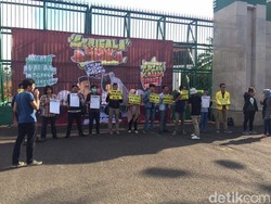 Tolak Angket KPK, Spanduk Serigala Berbulu Domba Dipasang di DPR