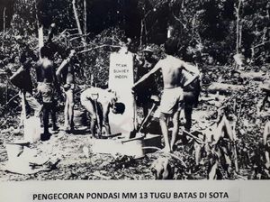 Ini Foto Saat Tugu Perbatasan Indonesia-Papua Nugini Dibuat Tahun 1967 Ini Foto Saat Tugu Perbatasan Indonesia-Papua Nugini Dibuat Tahun 1967