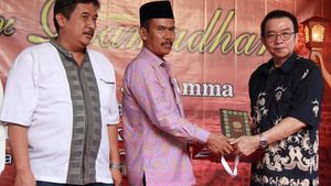 Wakaf Alquran untuk Islamic Center Karawang