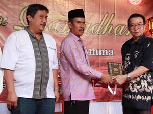 Wakaf Alquran untuk Islamic Center Karawang