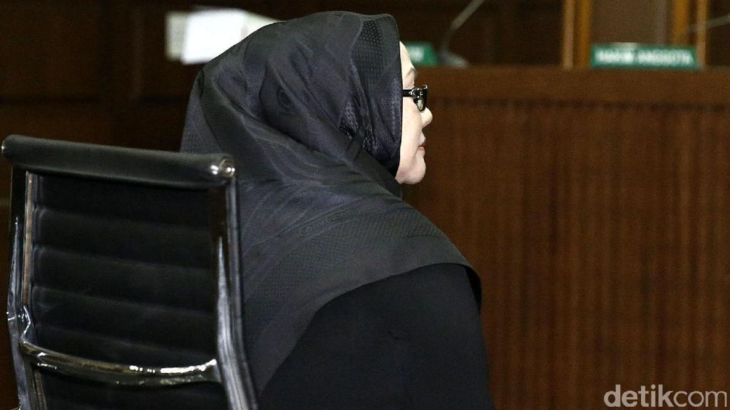 Atut Dituntut 8 Tahun Penjara Atut Dituntut 8 Tahun Penjara