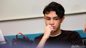 Shawn Adrian Bengong Mikirin Apa Ya?