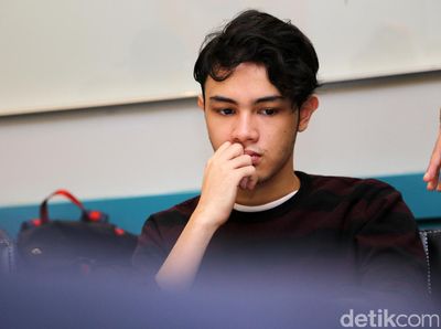 Shawn Adrian Bengong Mikirin Apa Ya?
