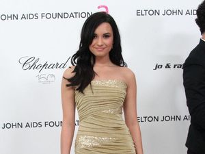 Sejumlah Selebriti Hollywood Doakan Demi Lovato dari Overdosis Sejumlah Selebriti Hollywood Doakan Demi Lovato dari Overdosis