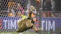 Pada 23 Desember 2016, Donnarumma membantu Milan mengalahkan Juventus di Piala Super Italia. Dia menggagalkan penalti Paulo Dybala dalam babak adu penalti. (Foto: Getty Images Sport)